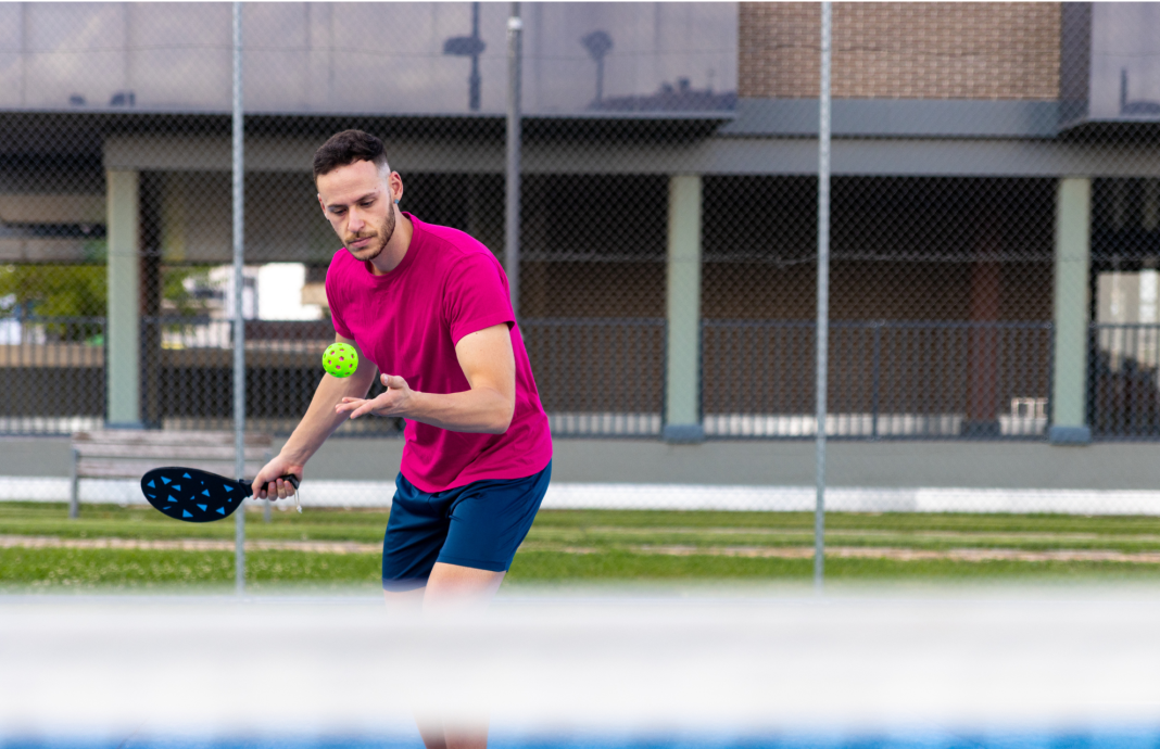 Hướng Dẫn Toàn Diện Về Pickleball: Cách Giao Bóng (First Serve) Chính Xác và Hiệu Quả