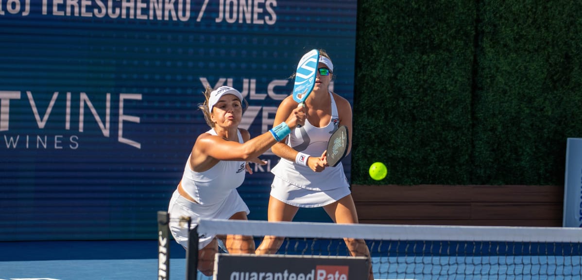 Nên tấn công vào đâu khi đối thủ đứng ở vạch bếp trong pickleball?