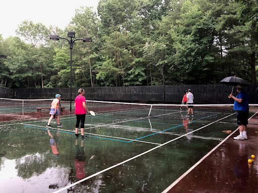 Mưa lớn gây ngập sân, nhiều người vẫn chơi pickleball bất chấp thời tiết