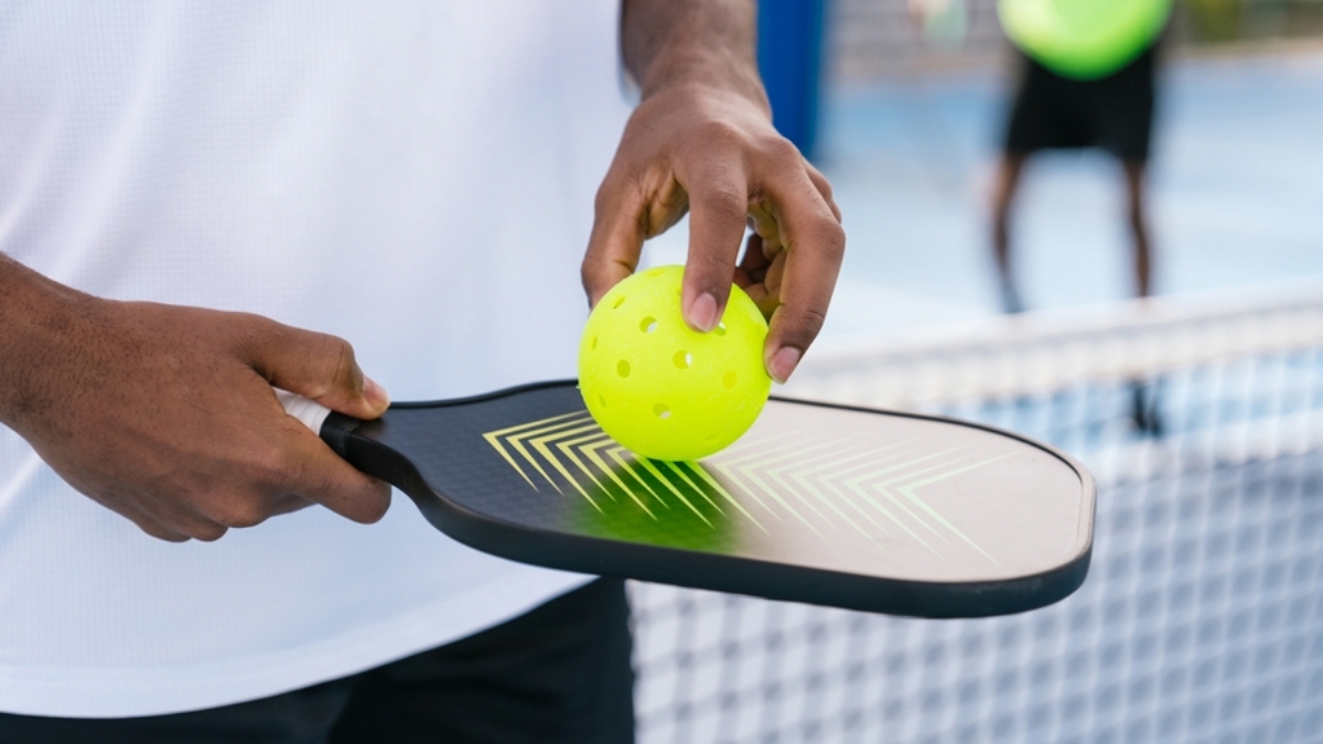 tư thế đánh pickleball dễ gây chấn thương – thậm chí rách cơ – nếu không khởi động đúng cách