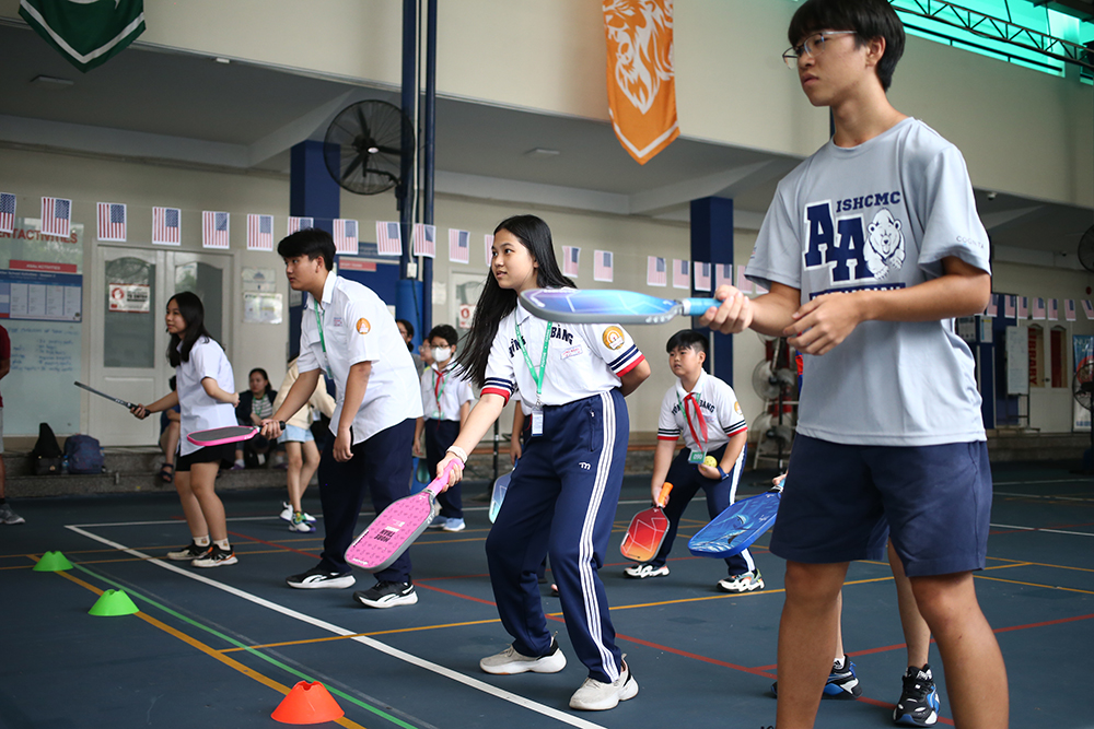 Học sinh trải nghiệm pickleball dưới sự hướng dẫn bài bản của HLV