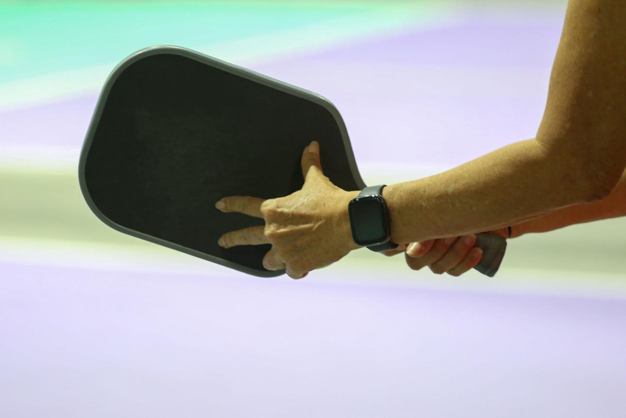 Lỗi Cầm Vợt Pickleball Sai Cách Khiến Bạn Chơi Kém Hơn