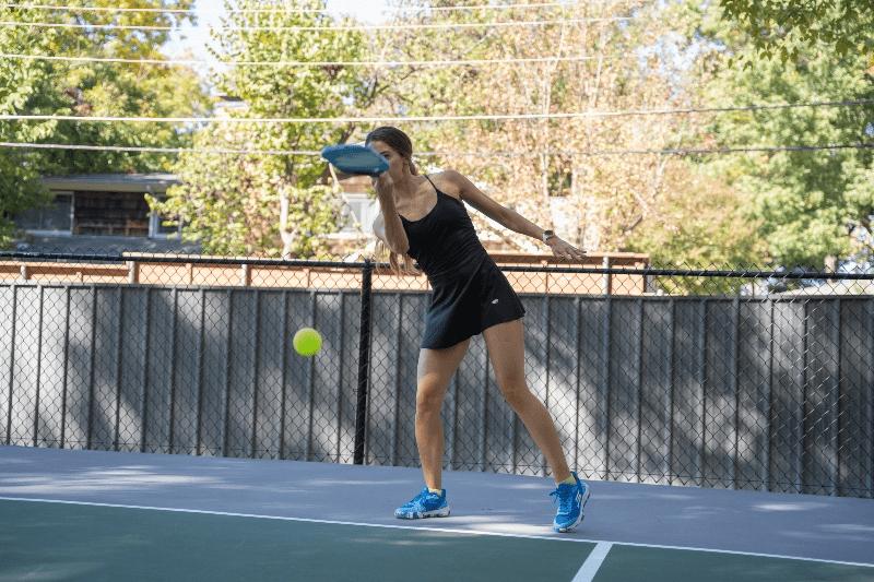 Lob trong Pickleball l&agrave; g&igrave;? T&igrave;m hiểu kỹ thuật lob trong Pickleball, thời điểm sử dụng, c&aacute;ch thực hiện v&agrave; những lỗi cần tr&aacute;nh để n&acirc;ng cao hiệu quả thi đấu.