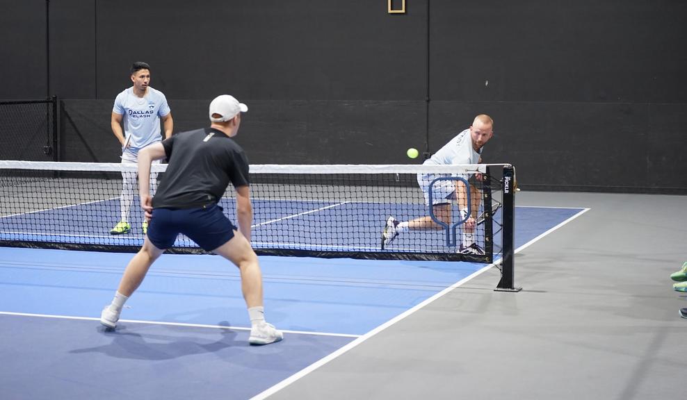 So sánh tư thế thực hiện Forehand và Backhand trong Pickleball.